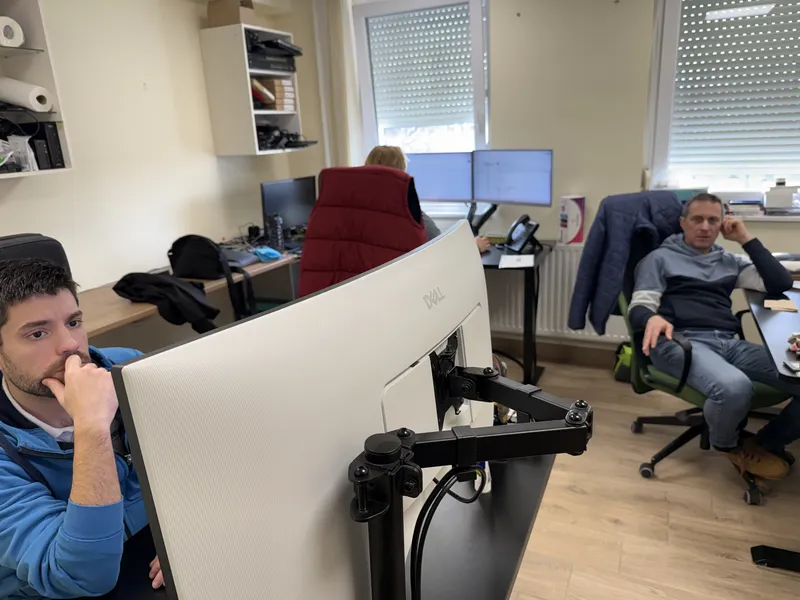 Kollégák az irodában