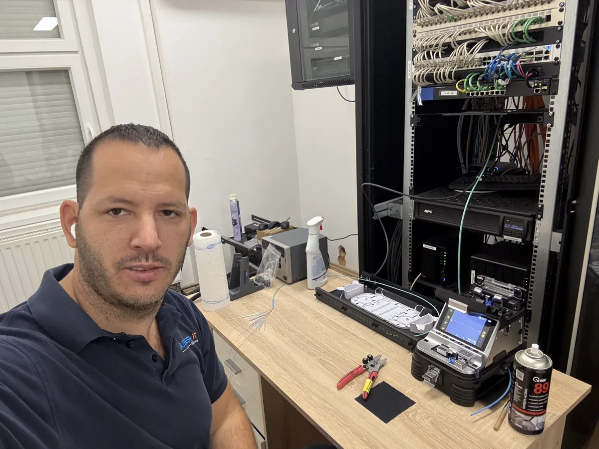 Optikai szálhegesztés munka közben – BUSINESS-IT